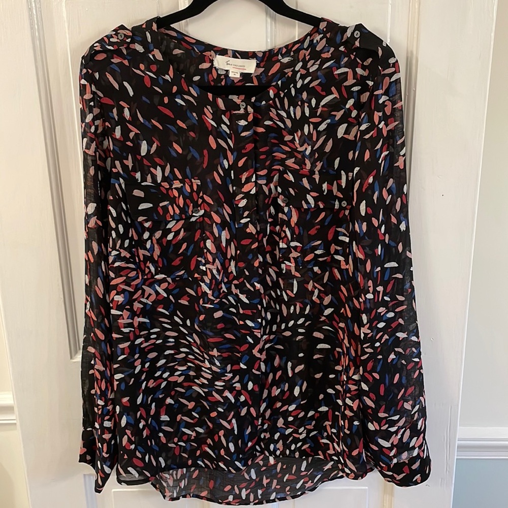 Two by Vince Camuto Flowing Patterned Button Down Top